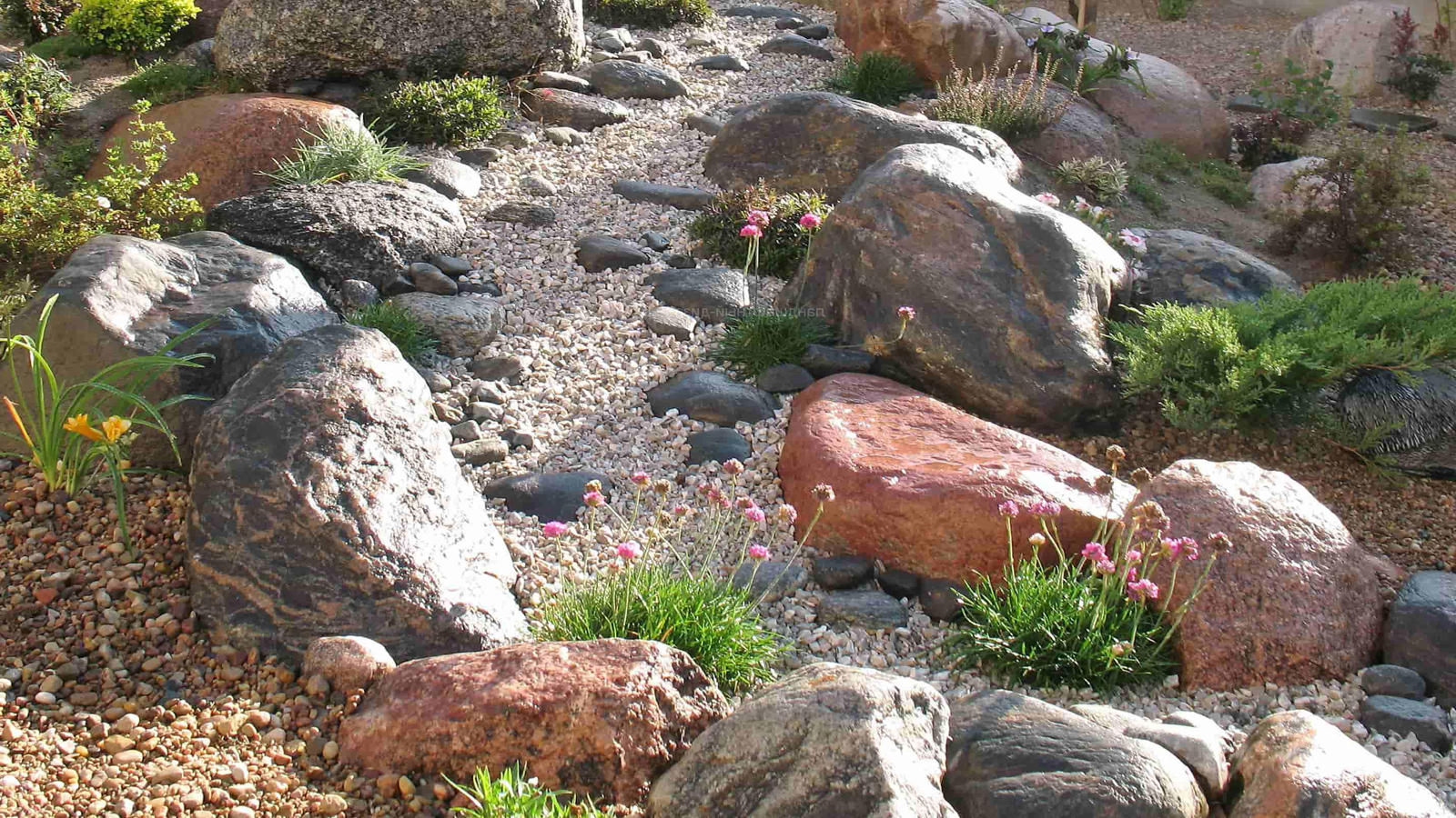 Натуральный природный камень в ландшафтном дизайне сада