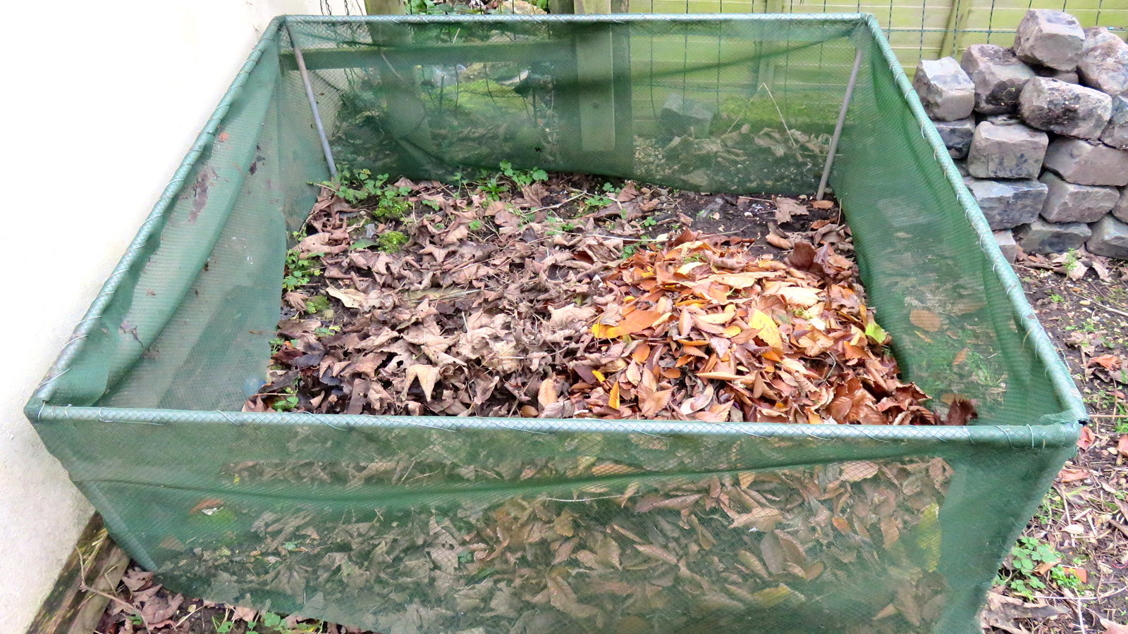 Как приготовить компост из листьев садовых деревьев